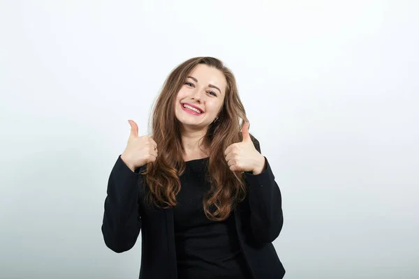 Mujer feliz sonriendo mostrando el dedo pulgar. El concepto de éxito, está bien — Foto de Stock