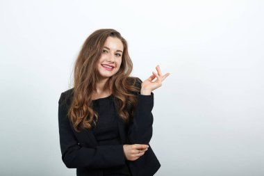 Şık bir kadın ellerini güzelce tutar ve gülümser. Başarılı Mutlu İnsanlar