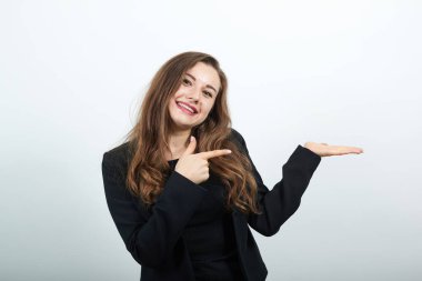 Gülümseyen Mutlu Kadın Yönlendirme Forefinger ve Hand 'i gösteriyor. Gösterim
