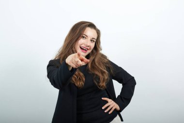 Mutlu Kadın Gülümsemesi Kamerada Forefinger 'ı gösteriyor. Suçlama, Gösterme, Suçluluk