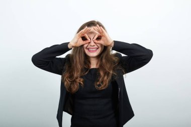 Neşeli Dişi, Elleriyle Gözlük 'ü taklit eder, Gözlerinin yanında tutar. Şakalar