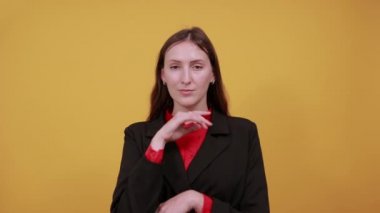Nazik Kadın Elleri Yüzüne Dokunuyor. Nazik, nazik insanlar kavramı.