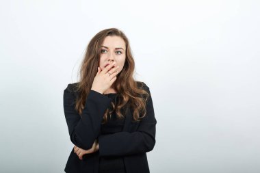 Dehşete düşmüş bir kadın, eli korkunun işareti olarak ağzını kapatıyor. Sürpriz, Korkan Kişi