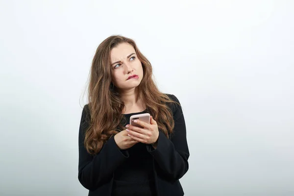 Focused Female Holding A Phone In Her Hand. Communication Via Smartphone — Stock Photo, Image