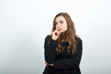 Soru sormayı düşünüyor, kafası çok karışık bir fikir eli çenesinin altında seçim yapıyor.