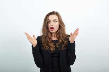 Boş alana bakan aşırı yüz ifadesiyle şok etkisi yaratıyor.