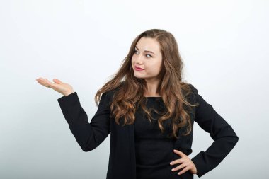 Elini o yöne doğru tutman ürünün yönünü gösteriyor.