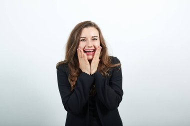 El ele tutuşun, elmacık kemikleri aşırı neşeli avuçlar çene hareketli gülümsemeye dokunun.