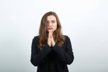 El ele tutuşup dua ediyoruz. Tanrı 'dan yardım istiyoruz. Yalvarıyoruz.