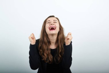 Kollar havaya, sevinçle başarı yumruklarını kutlayalım. Çekici kadın esmer