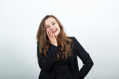 El ele tutuşun, elmacık kemikleri aşırı neşeli avuçlar çene hareketli gülümsemeye dokunun.