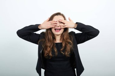 Avuç içleri kapalı olduğu için gözleri elleriyle görülebiliyor. Çekici bir kadın.