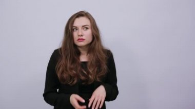 Kafası karışmış kadın elleriyle yüzünü tutuyor, şaşırmış görünüyor. Şok, Ani
