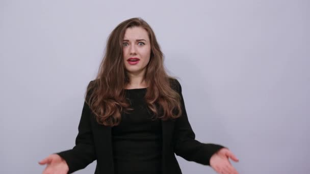 Geschokt vrouw houdt handen in het gezicht en reageert emotioneel. Menselijke angst, verrassing — Stockvideo