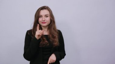 Gülümseyen Mutlu Kadın Yönlendirme Forefinger ve Hand 'i gösteriyor. Gösterim