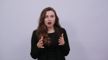 Şaşırtıcı ağız indirimleri aşırı yüz ifadesiyle şok etkisi yaratıyor.