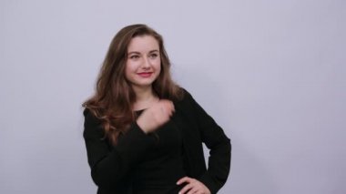 Yüze yakın el ele tutuşan sevimli bir kadın, nazik bir insan. Çekici Esmer Kadın