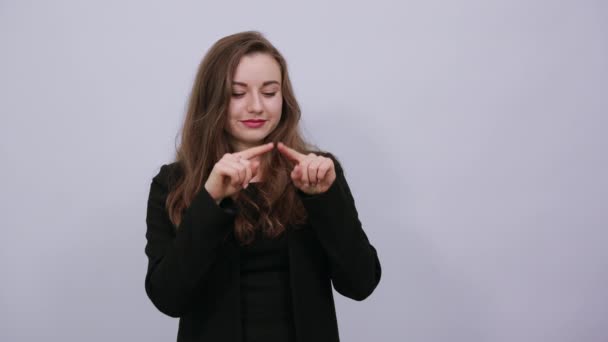 Aardige vrouw maakte een hartvorm met haar vingers, kijkt door ze heen. Liefde — Stockvideo