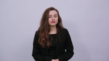 Kollar havaya, sevinçle başarı yumruklarını kutlayalım. Çekici kadın esmer