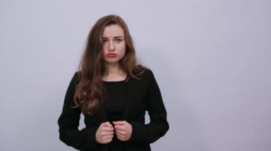 Gülümseyen, gülen, elini karnına koyan mutlu bir kadın. Halkın neşesi