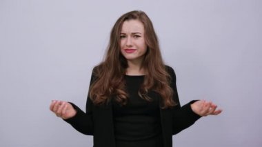 Kızgın, sinirli kadın avuçlarını kaldırmış, çığlıklar, histerik. Kızgın, gergin.