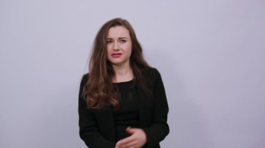 İddialarını ifade eder, bir eli çapraz, diğer eli avuç içiyle kaldırır.