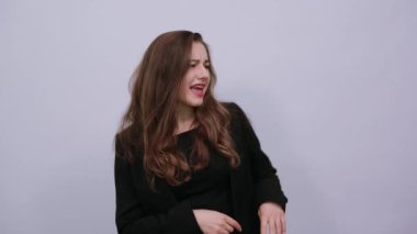 Elini o yöne doğru tutman ürünün yönünü gösteriyor.