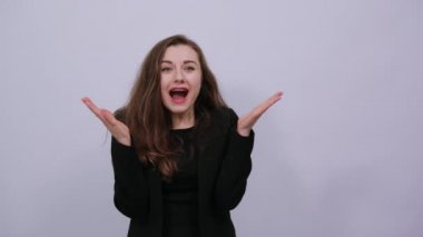 El ele tutuşun, elmacık kemikleri aşırı neşeli avuçlar çene hareketli gülümsemeye dokunun.