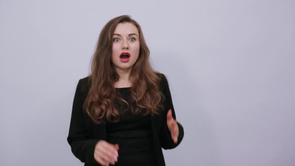 Erschreckte weibliche Geste mit den Händen stoppt den Gegner. Menschliche Angst — Stockvideo