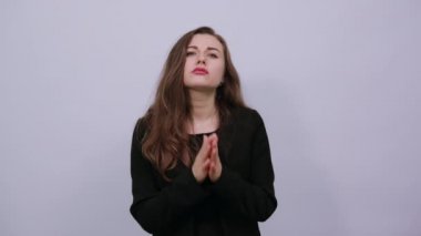 El ele tutuşup dua ediyoruz. Tanrı 'dan yardım istiyoruz. Yalvarıyoruz.