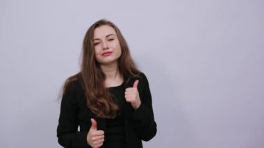 Mutlu Kadın Gülümsemesi Başparmağını kaldırdı. Pekala, başarılı kişi, iyi günler.