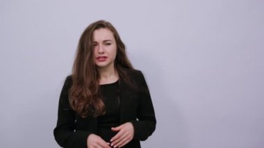 Stres ya da baş ağrısı. Ağrı yüzünden buruşmuş..