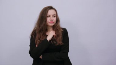 Dehşete düşmüş kadın elleri yumruklara sarılır ve ağızlarına tutulur. Korku, İnsan