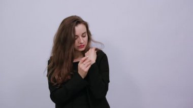 Yüze yakın el ele tutuşan sevimli bir kadın, nazik bir insan. Çekici Esmer Kadın