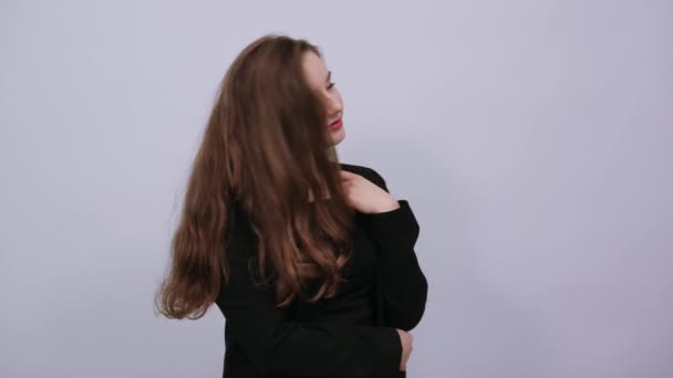 Carino femminile tocca i capelli e il corpo. Popoli Dolcezza, Gentilezza — Video Stock