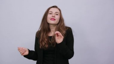 Mutlu Kadın Gülümsemesi, Eller yukarı. Halkın Neşesi Konsepti