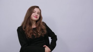 Mutlu Kadın Gülümsemesi Kamerada Forefinger 'ı gösteriyor. Suçlama, Gösterme, Suçluluk