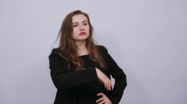 İşten çıkmış yorgun bir kadın elini alnına koyar. Fiziksel ve Zihinsel Yorgunluk