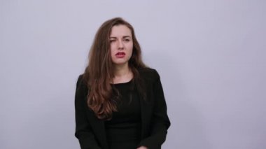 Sinirli, işaret parmağını başının yakınında tutuyor. Sinirli kişi, itaatsizlik, anlaşmazlık
