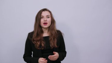 Mutlu Kadın Gülümsüyor, Eller havaya Ve baş parmağını kaldırdı.