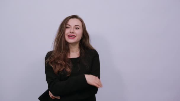 今後の距離への展望,若い魅力的な女性のブルネット — ストック動画