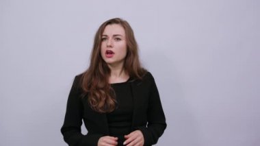 Korkmuş kadın, korku işareti olarak avuçlarını tutuyor. Sürpriz!