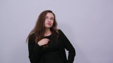 Kadın saçına dokunuyor, hoşnutsuz, kızgın insan.