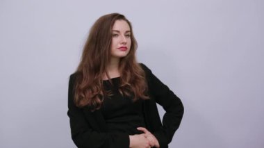 Kendine güvenen kadın elleri çapraz yapıp göğüslerine bastırıyor. Başarılı.