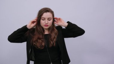 Kulaklık takmış, müzik dinliyor, genç, çekici bir kadın esmer.