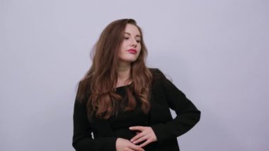 Elini o yöne doğru tutman ürünün yönünü gösteriyor.