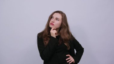 Soru sormayı düşünüyor, kafası çok karışık bir fikir eli çenesinin altında seçim yapıyor.