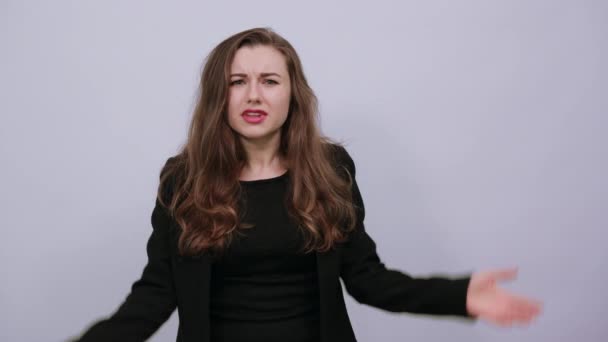 Wütende, gereizte Frau hält Hände an ihren Kopf und schreit. Völker-Hysterie — Stockvideo