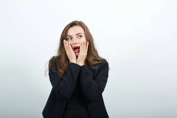 Sorprendido hembra sostiene las palmas de sus manos a cara. La gente está en shock. — Foto de Stock