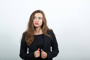 Odaklanmış dişi kıyafetleri elleriyle tutar, düşünür. Zeki insanlar, entelektüeller.